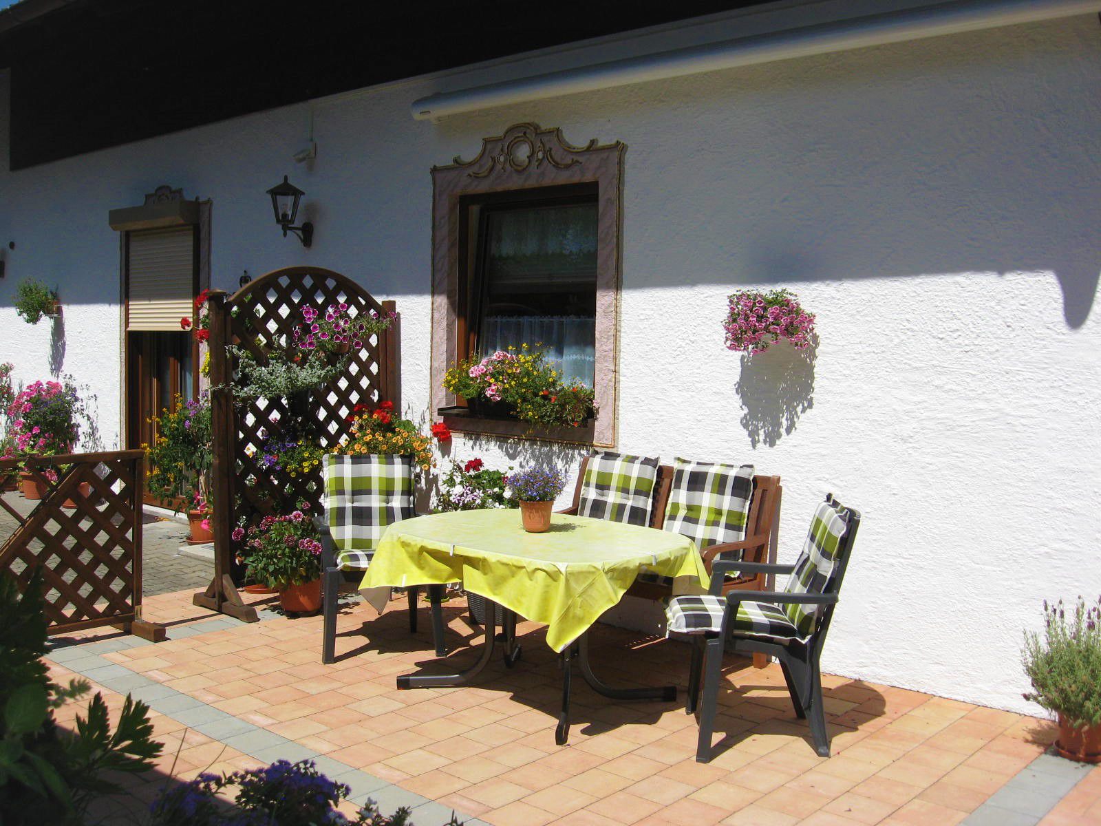 Haus am Kurpark - Ferienwohnung "Alpenblick" Gästeterrasse sonneige Westseite